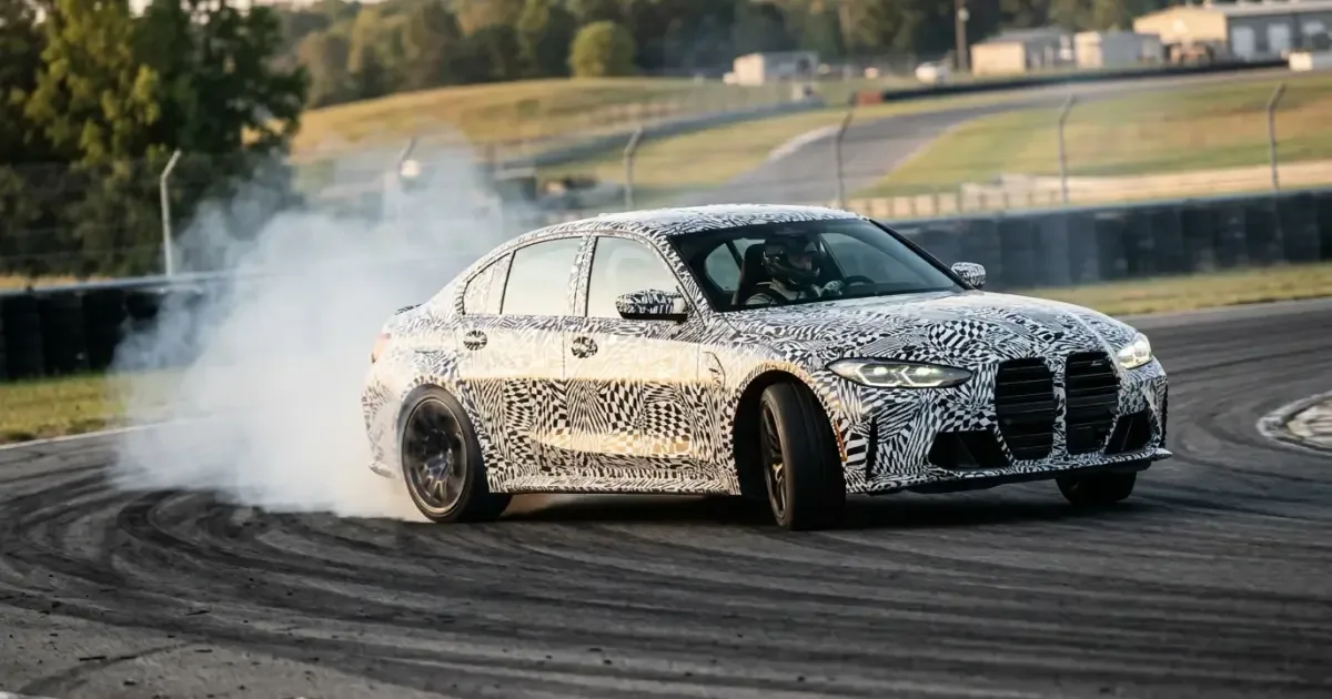 Nowe BMW M3 nie zrywa z tradycją. 443 KM, 6 cylindrów i tryb driftowania