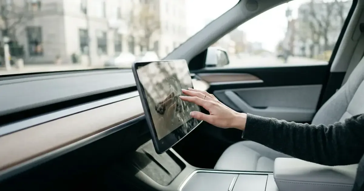 Tesla Cybercab posiada ukryty wirtualny joystick do sterowania z ekranu