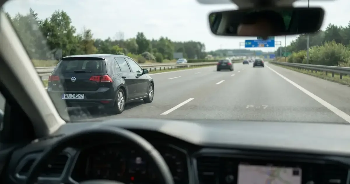 Wyprzedzanie prawym pasem na autostradzie: najważniejsza zasada