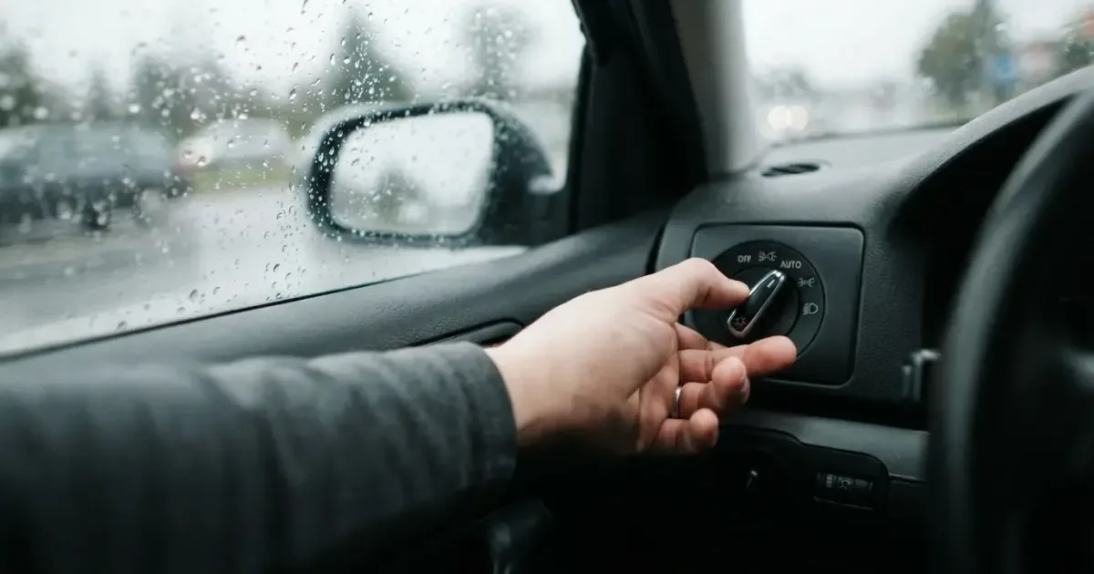 Jesienny błąd kierowców: dlaczego światła w trybie AUTO zawodzą podczas deszczu i mgły